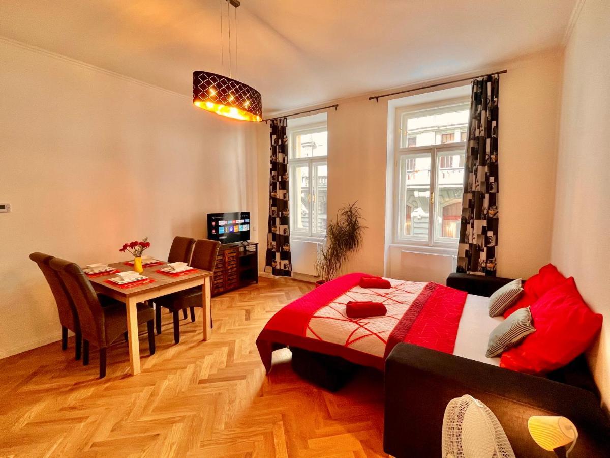 Riverbridge Apartments Прага Экстерьер фото